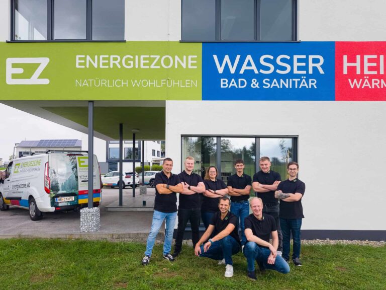 Das ENERGIEZONE-Team vor dem Firmengeb&auml;ude in Munderfing